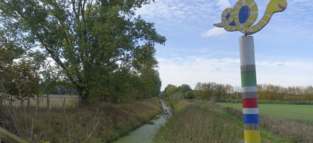 Kanal mit Kinderkunstwerk