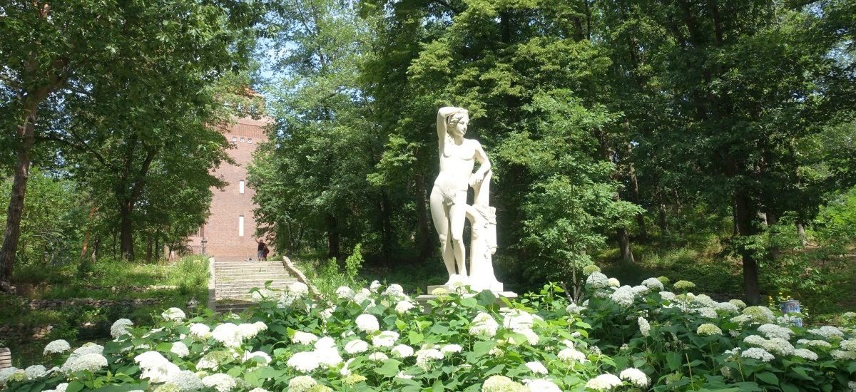 Apollo Statue in einem Hortensienbeet