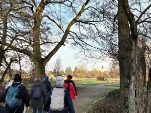 Wandergruppe im Vordergrund, im Hintergrund Stadt