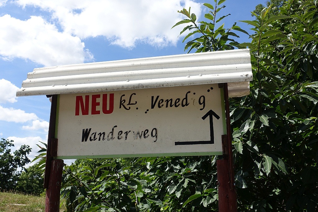 Schild mit Aufschrift eines Wanderweges