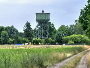 Wanderweg mit Wasserhochbehälter im Hintergrund
