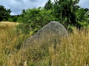 Gitterskulptur in Forn eines Findlings