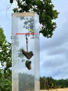 Wanderschuhe in einer Plexiglas-Säule